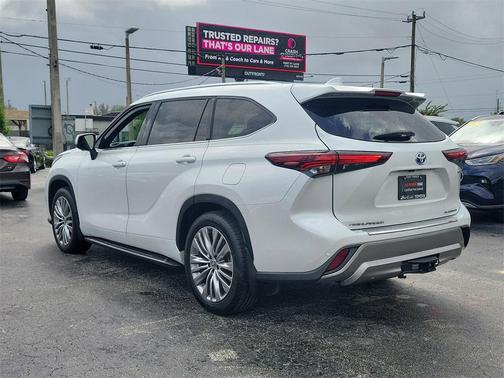 2024 Toyota Highlander Hybrid Platinum