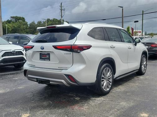 2024 Toyota Highlander Hybrid Platinum