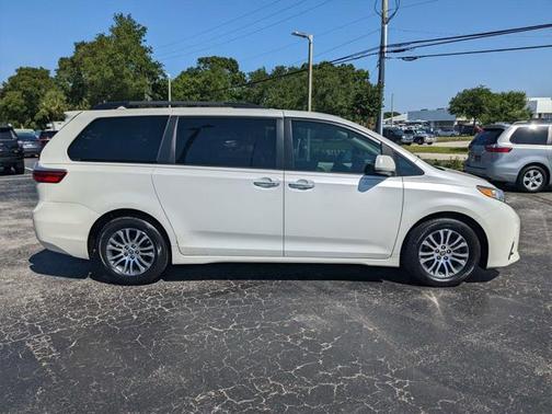 2020 Toyota Sienna XLE