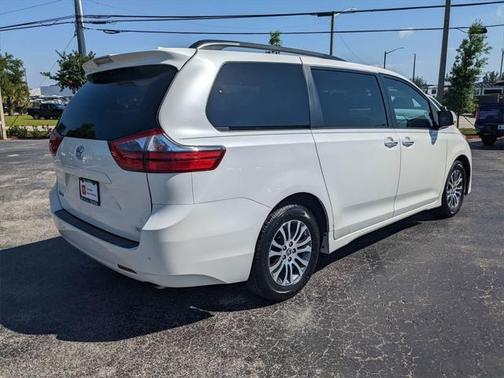 2020 Toyota Sienna XLE