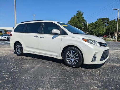 2020 Toyota Sienna XLE