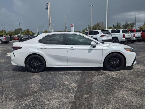 2024 Toyota Camry Hybrid SE