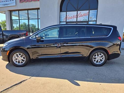 Diamond Black Crystal Pearlcoat 2024 Chrysler Pacifica Touring L