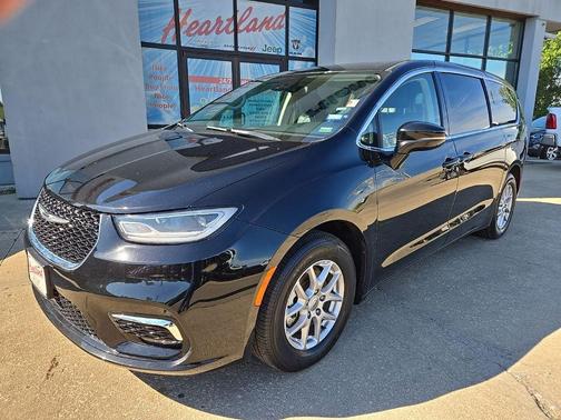 Diamond Black Crystal Pearlcoat 2024 Chrysler Pacifica Touring L