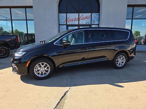 Diamond Black Crystal Pearlcoat 2024 Chrysler Pacifica Touring L