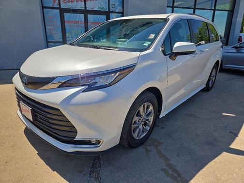 Ice Cap 2023 Toyota Sienna XLE
