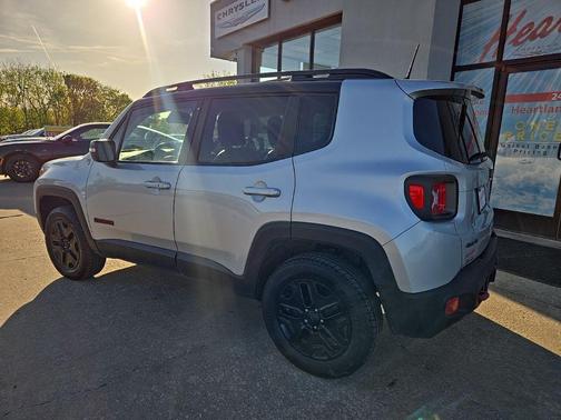 Glacier Metallic 2018 Jeep Renegade Trailhawk