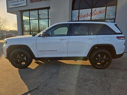 Bright White Clear-Coat Exterior Paint 2026 Jeep Grand Cherokee Limited