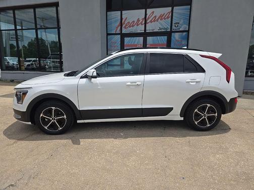 Snow White Pearl 2024 Kia Niro EX
