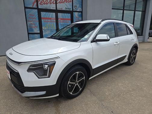 Snow White Pearl 2024 Kia Niro EX
