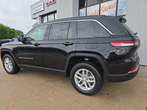 Diamond Black Crystal Pearl-Coat Exterior Paint 2026 Jeep Grand Cherokee Altitude