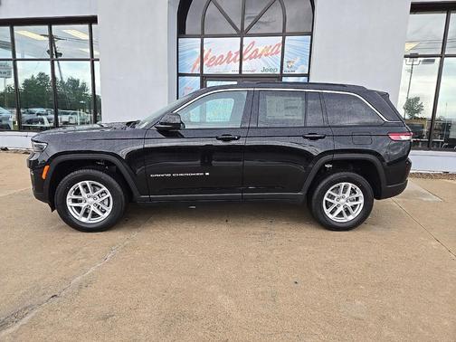Diamond Black Crystal Pearl-Coat Exterior Paint 2026 Jeep Grand Cherokee Altitude