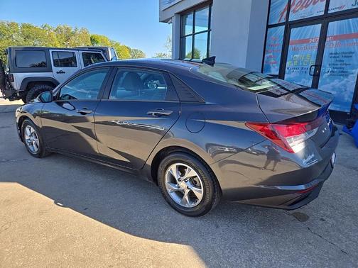2021 Hyundai ELANTRA SE