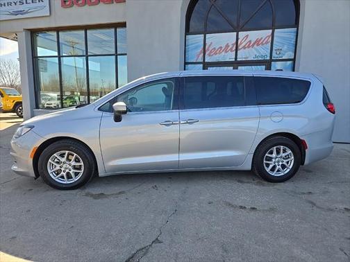 2022 Chrysler Voyager LX