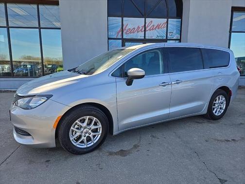 2022 Chrysler Voyager LX