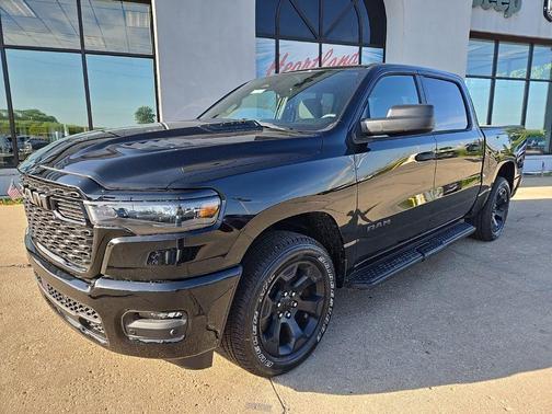 Diamond Black Crystal Pearl-Coat Exterior Paint 2026 RAM 1500 Express