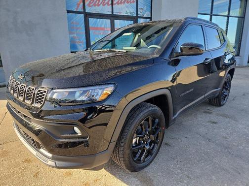 Diamond Black Crystal Pearl-Coat Exterior Paint 2026 Jeep Compass Latitude