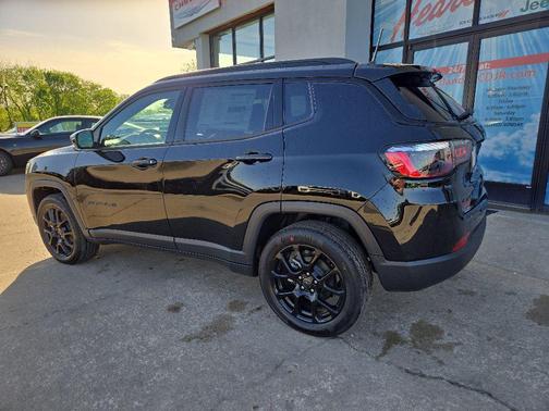 Diamond Black Crystal Pearl-Coat Exterior Paint 2026 Jeep Compass Latitude