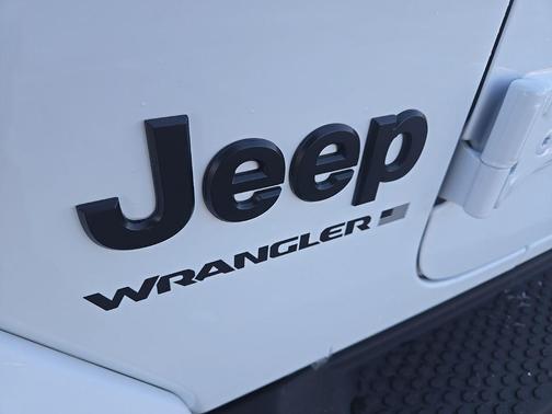 Bright White Clear-Coat Exterior Paint 2026 Jeep Wrangler 4-Door Sahara 4x4