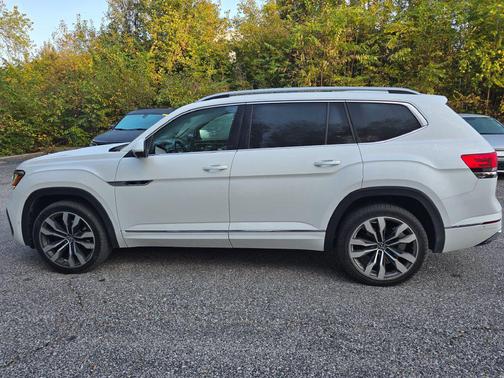 Pure White 2022 Volkswagen Atlas 3.6L SEL Premium