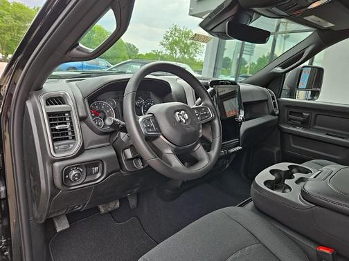 2025 RAM 2500 Tradesman Crew Cab 4x4 8' Box