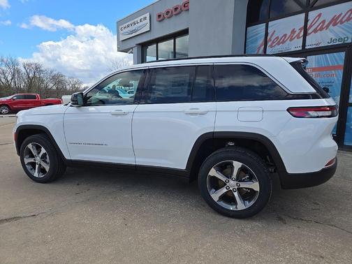Bright White Clear-Coat Exterior Paint 2026 Jeep Grand Cherokee Limited