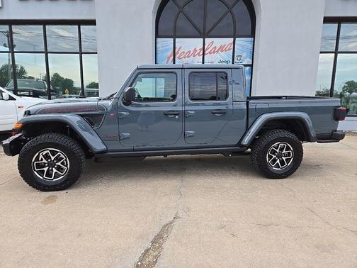 Anvil Clear-Coat Exterior Paint 2026 Jeep Gladiator Shadow Ops