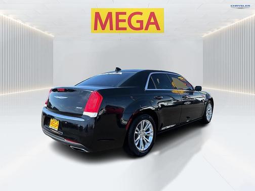 Gloss Black 2017 Chrysler 300 Limited