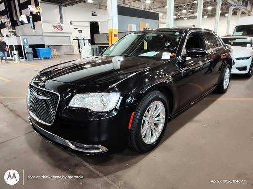Gloss Black 2017 Chrysler 300 Limited