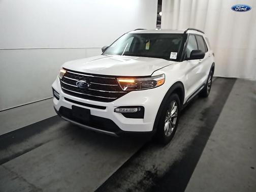 Star White Metallic Tri-Coat 2022 Ford Explorer XLT
