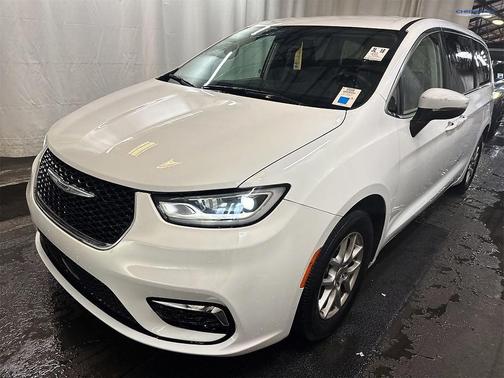 Bright White Clearcoat 2023 Chrysler Pacifica Touring L