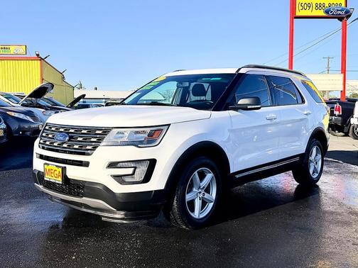 White 2017 Ford Explorer XLT