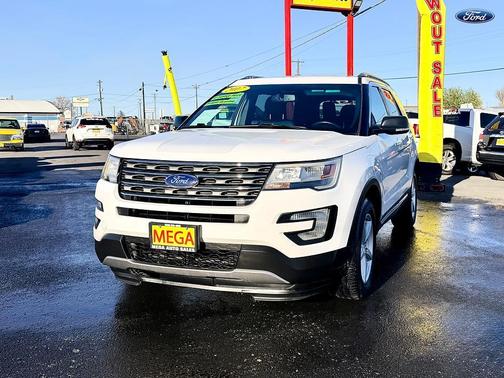White 2017 Ford Explorer XLT