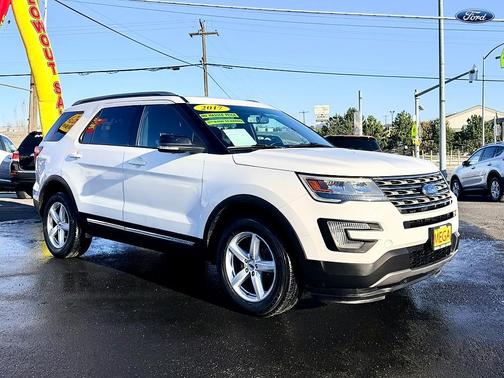White 2017 Ford Explorer XLT