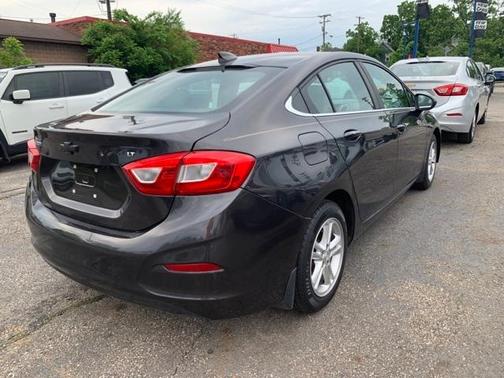 Photo 4 of 17 of 2017 Chevrolet Cruze LT