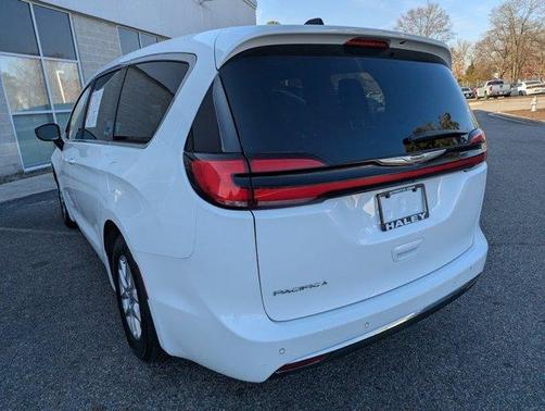 2024 Chrysler Pacifica Touring-L