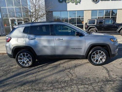 2022 Jeep Compass Latitude Lux