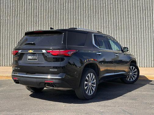 Mosaic Black Metallic 2023 Chevrolet Traverse Premier