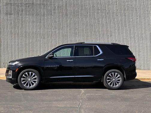 Mosaic Black Metallic 2023 Chevrolet Traverse Premier