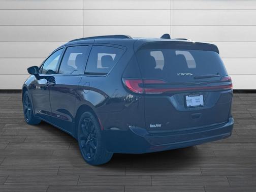 Diamond Black 2026 Chrysler Pacifica Select