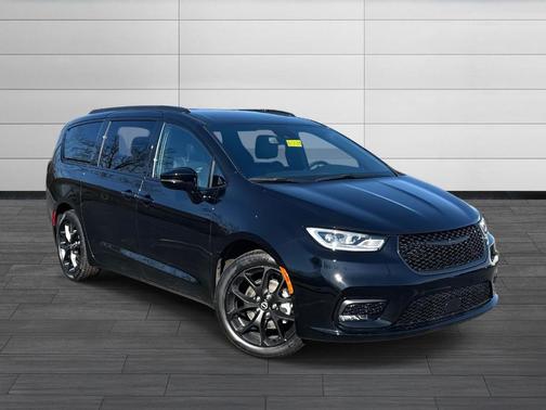 Diamond Black 2026 Chrysler Pacifica Select