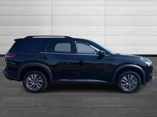 Super Black 2025 Nissan Pathfinder SV