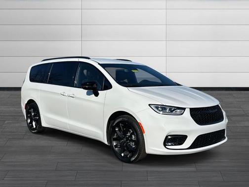 Bright White Clearcoat 2026 Chrysler Pacifica Select