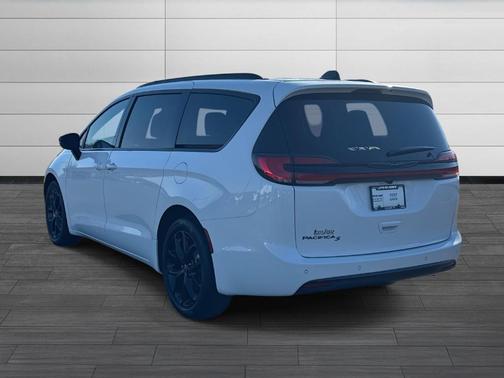 Bright White Clearcoat 2026 Chrysler Pacifica Select