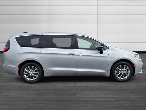 Silver Mist Clearcoat 2026 Chrysler Pacifica Limited
