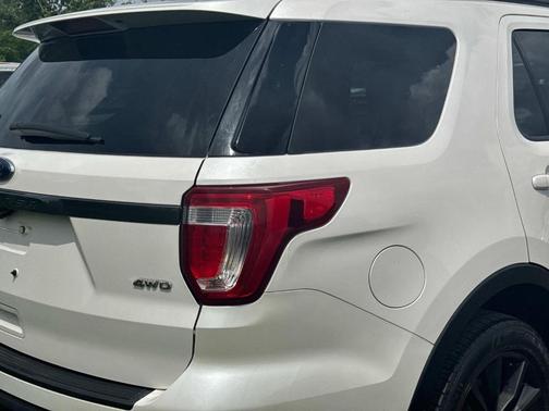 White Platinum Clearcoat Metallic 2019 Ford Explorer XLT