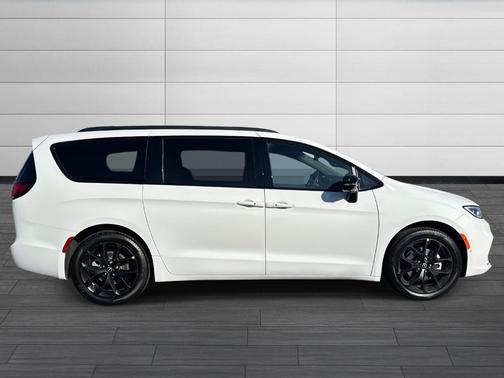 Bright White Clearcoat 2026 Chrysler Pacifica Select