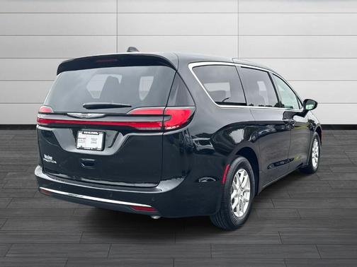 Diamond Black 2025 Chrysler Pacifica Select