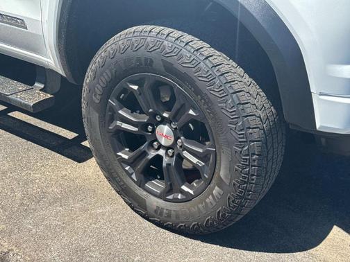 Summit White 2024 GMC Canyon Elevation