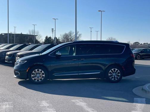 2023 Chrysler Pacifica L